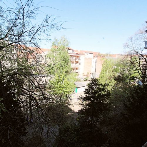 sva pogled na dvorište